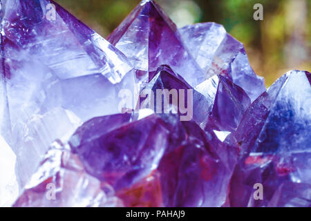 Crystal Stone Makro mineralischen Oberfläche, lila grobe Amethyst Quarz-Kristalle Stockfoto