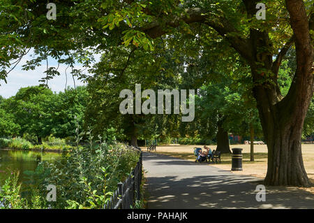 Wanderweg am See Clissold Park, London, im Sommer 2018 eine Hitzewelle Stockfoto