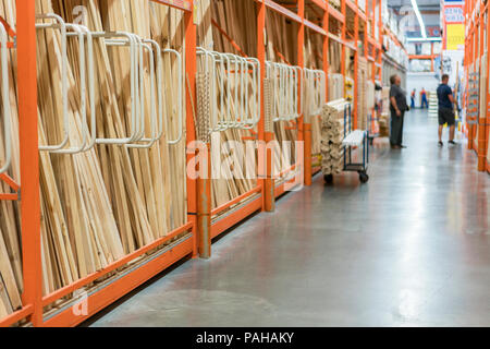 Shop von Baustoffen. Regale mit Platten, Holz und Baustoffe. Verpackt Bretter im Gebäude lagern. trockenen flachen Bretter zusammen gestapelt. clo Stockfoto