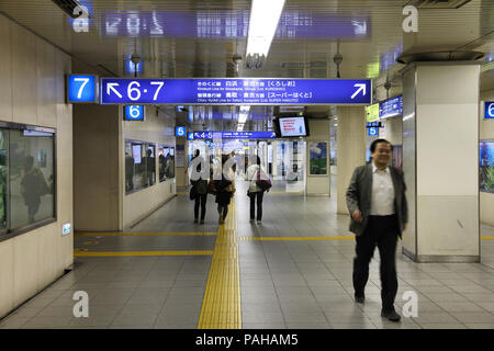 KYOTO, Japan - 18. April: Reisende schnell am Bahnhof von Kyoto am 18. April 2012 in Kyoto, Japan. Es ist Japan der zweitgrößte Bahnhof Gebäude. Die bui Stockfoto