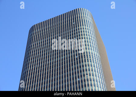 OSAKA, Japan - 27. April: nakanoshima Festival Turm Ost im Bau am 27. April 2012 in Osaka, Japan. Das Gebäude ist 199 m hoch und ist unter Stockfoto