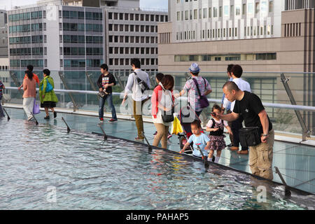 NAGOYA, JAPAN - 3. Mai: Touristen besuchen 21 Architektur Oase Komplex am 3. Mai in Nagoya, Japan 2012. Oase 21 hat mehrere Preise gewonnen, einschließlich IESNA Stockfoto
