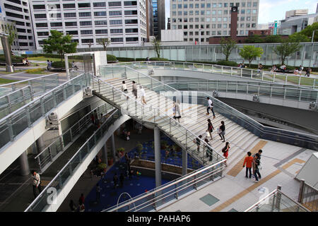 NAGOYA, JAPAN - 3. Mai: Touristen besuchen 21 Architektur Oase Komplex am 3. Mai in Nagoya, Japan 2012. Oase 21 hat mehrere Preise gewonnen, einschließlich IESNA Stockfoto