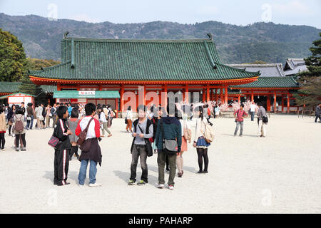 KYOTO, Japan - 19. April: Touristen besuchen Heian Jingu Schrein am 19. April in Kyoto, Japan 2012. Alte Kyoto ist ein UNESCO-Weltkulturerbe und war Visite Stockfoto