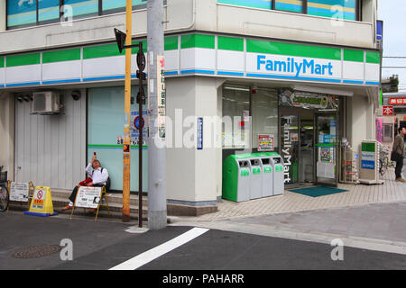 Tokio - 13. April: Family Mart Convenience Store am 13. April 2012 in Tokio, Japan. FamilyMart ist einer der größten Convenience Store Franchise Ketten in Stockfoto