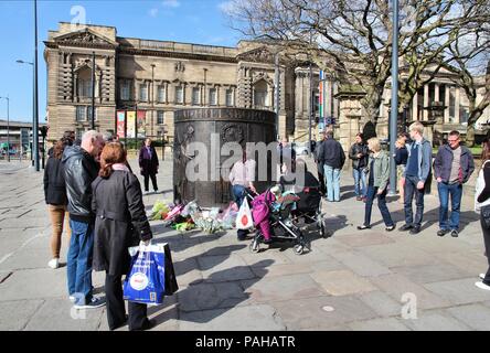 LIVERPOOL, Großbritannien - 20 April: Menschen besuchen Hillsborough disaster Memorial am 20. April 2013 in Liverpool, Großbritannien. Hillsborough Katastrophe war ein Stadion Crush auf Stockfoto