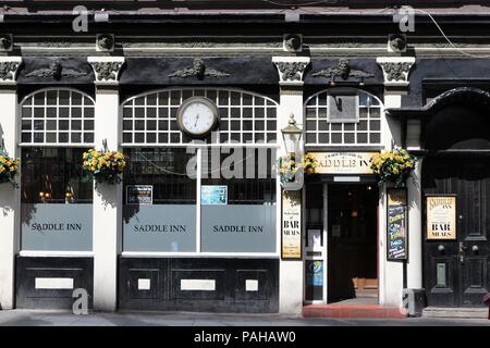 LIVERPOOL, Großbritannien - 20 April: Saddle Inn Pub am 20. April 2013 in Liverpool, Großbritannien. Ab 2011 gab es mehr als 50 000 Pubs in Großbritannien. Pubs sind eine fu Stockfoto