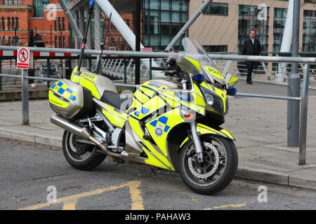 MANCHESTER, Großbritannien - 23 April: Mann von Yamaha Motorrad von British Transport Police am 23. April 2013 in Manchester, UK. BTP besteht seit 1948 und e Stockfoto