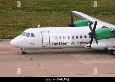 BIRMINGHAM, Großbritannien - 24 April: Piloten taxi Aer Lingus ATR 72 Am 24. April 2013 in Birmingham, UK. Aer Lingus flogen 9,5 Millionen Passagiere im Jahr 2011. Stockfoto