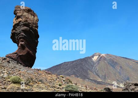 Teneriffa, Kanarische Inseln, Spanien - Vulkan Teide Nationalpark, UNESCO-Weltkulturerbe. Roques de Garcia und den Berg Teide - berühmte Finger Gottes roc Stockfoto