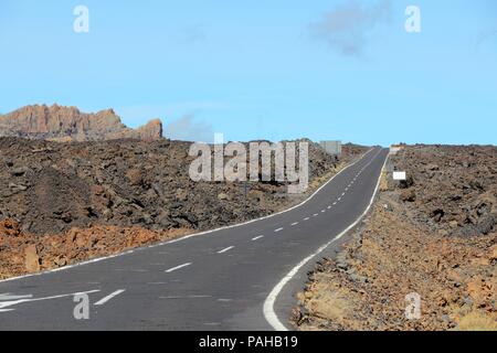 Teneriffa, Kanarische Inseln, Spanien - Vulkan Teide Nationalpark, UNESCO-Weltkulturerbe. Asphaltierte Straße. Stockfoto