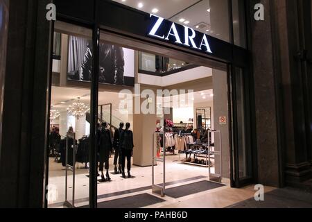 BARCELONA, Spanien - 5 November: Menschen besuchen Zara Store am 5. November in Barcelona, Spanien 2012. Zara hat 1.763 Filialen und mehr als 7 Mrd. EUR Stockfoto