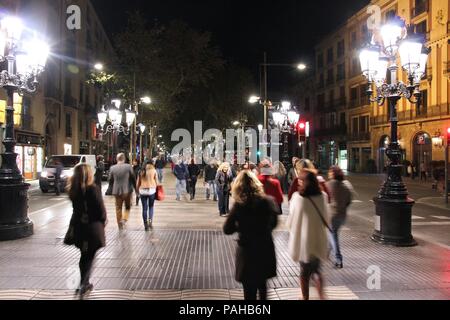 BARCELONA, Spanien - 5 November: Menschen laufen berühmten Las Ramblas Boulevard am 5. November 2012 in Barcelona, Spanien. Nach Mastercard, Barcelona ist die Stockfoto