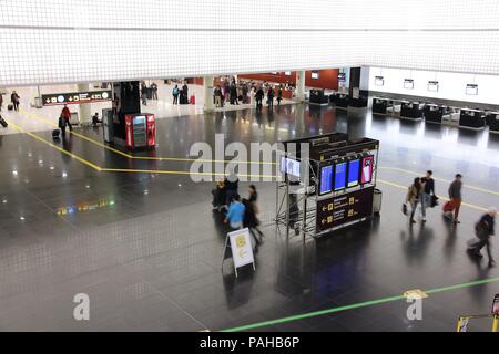 BARCELONA, Spanien - 5 November: Reisende besuchen Flughafen El Prat am 5. November in Barcelona, Spanien 2012. Es ist der weltweit 35 größten Flughafen mit 34 Mil Stockfoto