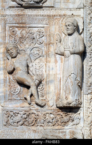 Schaffung von Adam, mittelalterliche Relief auf der Fassade der Basilika von San Zeno in Verona, Italien Stockfoto