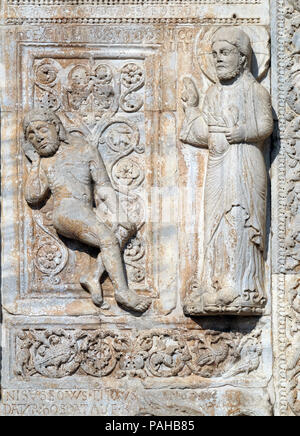 Schaffung von Adam, mittelalterliche Relief auf der Fassade der Basilika von San Zeno in Verona, Italien Stockfoto