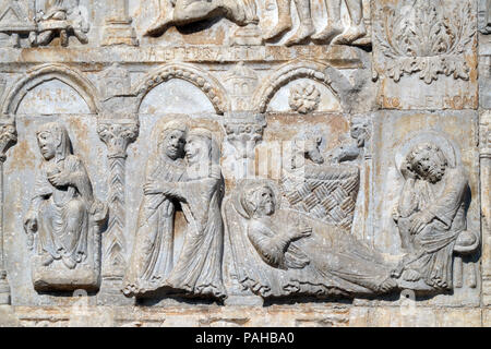 Verkündigung, Heimsuchung, Geburt Jesu, mittelalterliche Relief auf der Fassade der Basilika von San Zeno in Verona, Italien Stockfoto