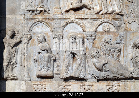 Verkündigung, Heimsuchung, Geburt Jesu, mittelalterliche Relief auf der Fassade der Basilika von San Zeno in Verona, Italien Stockfoto