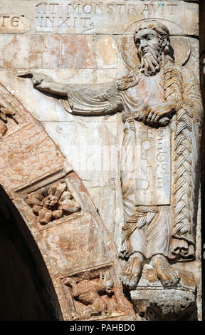 Der hl. Johannes der Täufer, mittelalterliche Relief auf der Fassade der Basilika von San Zeno in Verona, Italien Stockfoto