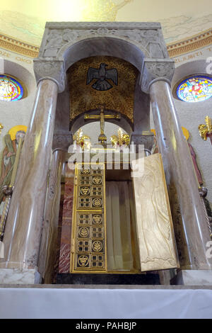 Tabernakel auf dem Hochaltar in St. Blasius Kirche in Zagreb, Kroatien. Stockfoto