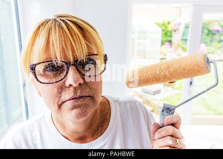 Dekorateur, Dekorieren, Frau, Dekoration, in Farbe bedeckt, mit farbroller Farbroller paint Splatter, weiblichen Dekorateur, Frau Dekorateur, Farbe Stockfoto