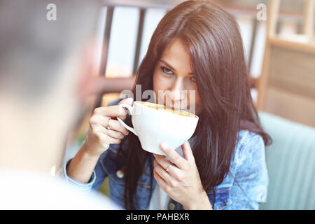 Bild romantisches Paar dating im Cafe Stockfoto