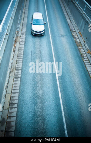 Sicht von oben mit dem Auto auf einer Straße Stockfoto