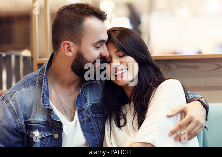 Bild romantisches Paar dating im Cafe Stockfoto