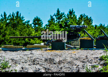 Ein M2 machine gun ist inszeniert für Qualifizierung Feuer während des Betriebs Cold Steel II, durch die US-Armee die zivilen Angelegenheiten und psychologische Operations Command (Airborne), Juli 11, 2018 Joint Base Mc Guire-Dix - Lakehurst, N.J. gehostet Betrieb Cold Steel ist der US-Armee finden Crew - Serviert Waffen Qualifizierung und Validierung ausüben, um sicherzustellen, dass America's Army Reserve Einheiten und Soldaten ausgebildet sind und bereit, kurzfristig als Teil bereit, Kraft X zu implementieren und überall auf der Welt bekämpfen - bereit und tödlichen Feuerkraft zur Unterstützung der Armee und unsere gemeinsamen Partner bringen. (U.S. Armee finden Foto von Sp Stockfoto