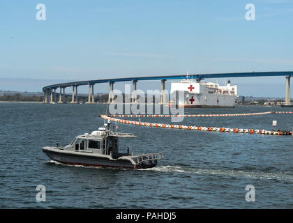 180721-N-PN 275-1016 SAN DIEGO (21. Juli 2018) USNS Mercy (T-AH 19) unter dem Coronado Bridge führt, Rückkehr in die Heimat von Pacific Partnerschaft 2018. Barmherzigkeit war von Februar bis Juli unterwegs, die öffentliche Gesundheit, Engineering und Disaster Response Services zu Aufnahmeländern zu Beziehungen in der Indo-Asia Pacific Region stärken. (U.S. Marine Foto von Mass Communication Specialist 2. Klasse Zach Kreitzer) Stockfoto