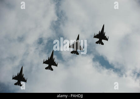 Vier F-16C Fighting Falcons aus der 31 Fighter Wing, 510th Fighter Squadron, Aviano Air Base, Italien, fliegen über Royal Air Force Lakenheath, England, 20. Juli 2018. Die 510Th FS ist die Teilnahme an einem bilateralen Schulungsveranstaltung zur Verbesserung der Interoperabilität, halten gemeinsame Bereitschaft und unsere regionalen Verbündeten und Partnern beruhigen. (U.S. Air Force Foto von Master Sgt. Eric Burks) Stockfoto