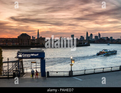 CANARY WHARF LONDON CITY SUNSET Thames Clipper River Boat RB1 bei Sonnenuntergang Abfahrt Canary Wharf, vordere Position, Shard und London City in b/g Stockfoto