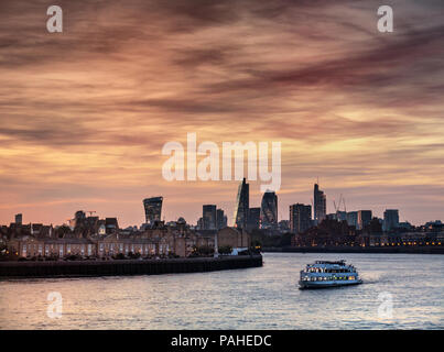 London Financial City vista Skyline von Canary Wharf mit Flusskreuzfahrt Freizeit Boot im Vordergrund gesehen bei Sonnenuntergang London EC 1 Stockfoto