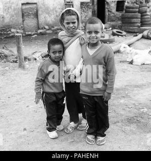 OMO, Äthiopien - September 22, 2011: Unbekannter äthiopische Kinder lernen, Bilder zu machen. Menschen in Äthiopien leiden der Armut aufgrund der uns Stockfoto