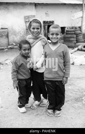 OMO, Äthiopien - September 22, 2011: Unbekannter äthiopische Kinder lernen, Bilder zu machen. Menschen in Äthiopien leiden der Armut aufgrund der uns Stockfoto