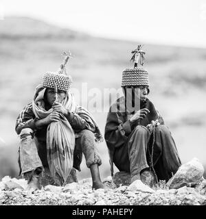 OMO, Äthiopien - September 22, 2011: Unbekannter äthiopischen Freunde das Tragen der traditionellen Kleidung. Menschen in Äthiopien leiden der Armut durch die un Stockfoto