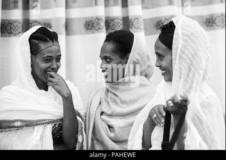 AKSUM, Äthiopien - September 24, 2011: Unbekannter Äthiopischen jungen Mädchen lächeln Tragen von verschiedenen Geweben. Menschen in Äthiopien leiden der Armut aufgrund Stockfoto