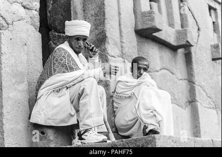 LALIBELA, Äthiopien - September 27, 2011: Unbekannter Äthiopische religiöse Menschen in der Nähe des Lalibela Kirche schneiden Sie den Rock. Menschen in Äthiopien leiden von Stockfoto