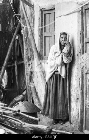 LALIBELA, Äthiopien - September 27, 2011: Unbekannter Äthiopischen womanat der Veranda. Menschen in Äthiopien leiden der Armut wegen der instabilen Situation. Stockfoto