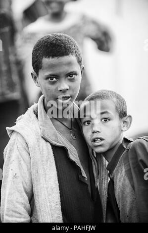 LALIBELA, Äthiopien - September 27, 2011: Unbekannter äthiopischen Freund in die Kamera schauen. Menschen in Äthiopien leiden der Armut wegen der instabilen Stockfoto