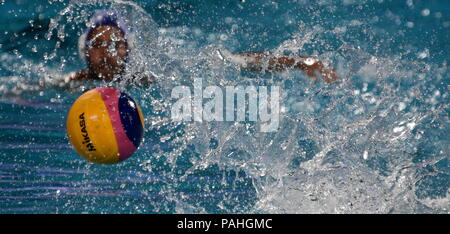 Budapest, Ungarn - 27.Juli 2017. Wasserball player Schwimmen mit dem Ball. Stockfoto