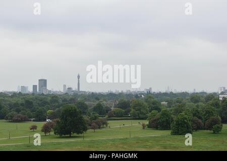 Der Blick auf die London ab Primrose Hill gesehen, in der Nähe von Reagenzien Park, London, UK Stockfoto