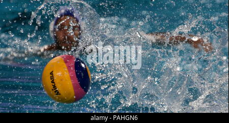 Budapest, Ungarn - 27.Juli 2017. Wasserball player Schwimmen mit dem Ball. Stockfoto