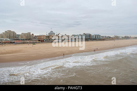 Strand von Scheveningen in der Nebensaison, Den Haag, Niederlande. Scheveningen ist ein beliebter Badeort im Süden von Holland. Stockfoto