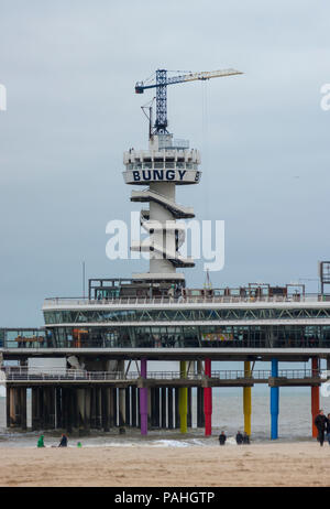 Die Scheveninger Pier mit einem Essen Boulevard, eine offene Promenade, ein Bungee Turm, ein Riesenrad und ein Restaurant auf einer Sat-Pier. Stockfoto