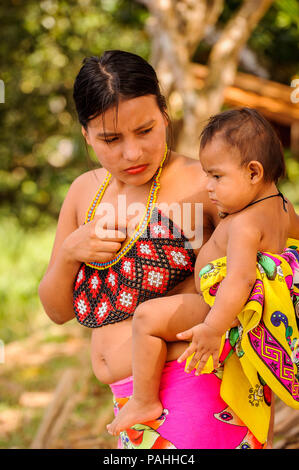 EMBERA DORF, Panama, 9. JANUAR 2012: Portrait eines nicht identifizierten Native Indian Baby auf seine Mutter Arme in Panama, Jan 9, 2012. Embera Dorf Stockfoto