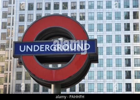 Eine Ikone der London Underground roundel Station anmelden, London, Vereinigtes Königreich Stockfoto