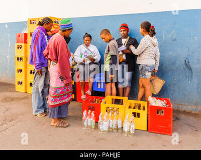 ANTANANARIVO, Madagaskar - 27. JUNI 2011: Unbekannter Madagaskar Menschen etwas kaufen auf dem Markt. Menschen in Madagaskar Leiden der Armut durch. Stockfoto