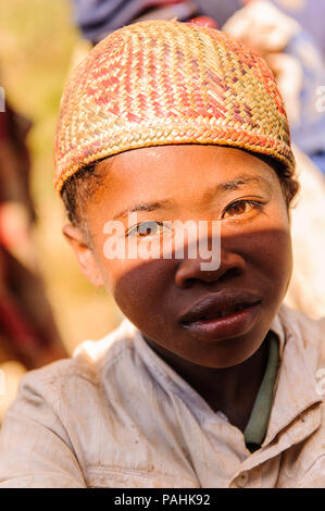 Madagaskar - 30. JUNI 2011: Portrait eines nicht identifizierten Junge in einem kleinen Hut in Madagaskar, 30. Juni 2011. Kinder von Madagaskar Leiden der Armut durch Stockfoto