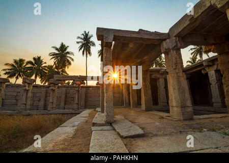 Hampi, ein UNESCO-Weltkulturerbe in Karnataka, Indien. Virupaksha, Hemakuta, Matanga, Pushkarani Sonnenaufgang in hampi, seunset in hampi Stockfoto